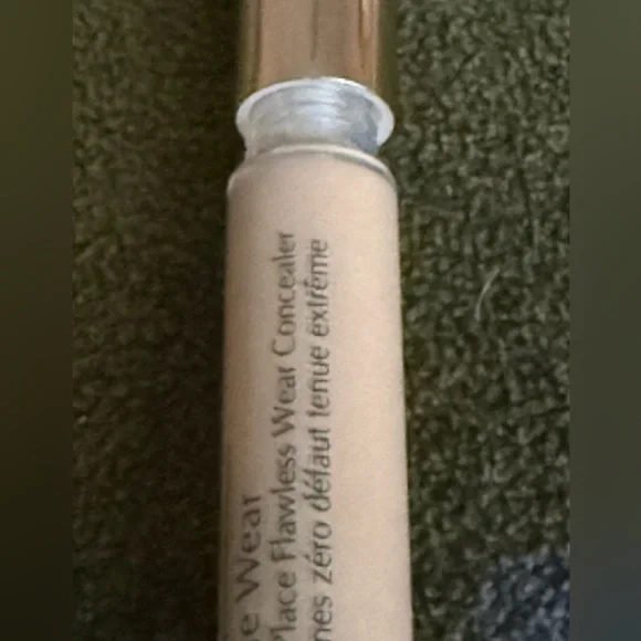 Estée Lauder Double Wear Stay-in-Place Flawless Wear Concealer: Light (Cool) 1C - Picture 13 of 14
